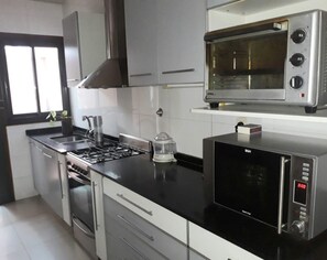 Kühlschrank, Mikrowelle, Ofen, Geschirrspüler