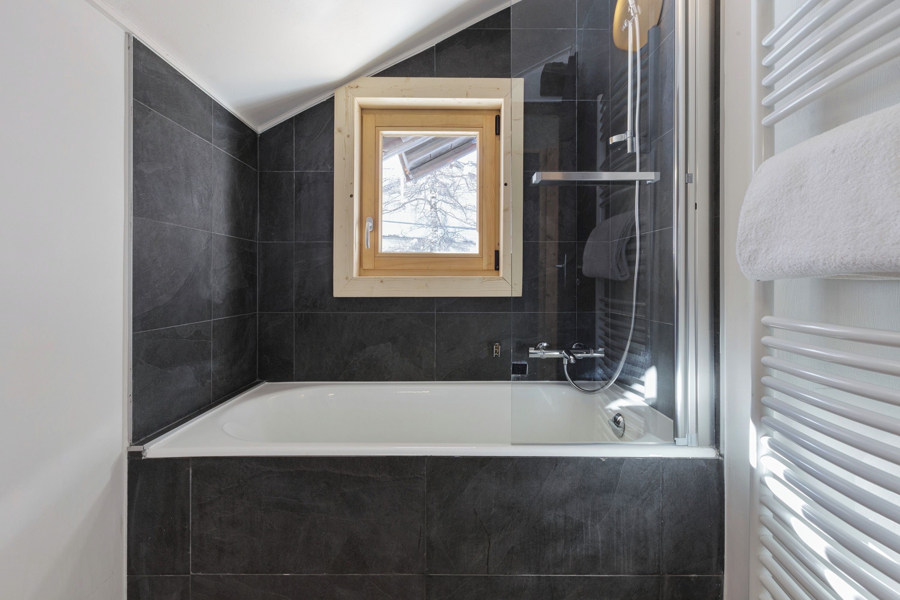 Salle de bain avec baignoire