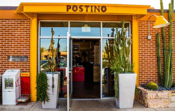 Exterior detail - 4-br Arcadia lite ranch home - foodie's paradise! (Phoenix)