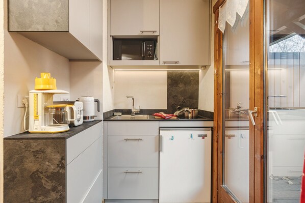 冷蔵庫、電子レンジ、コンロ、コーヒー / ティーメーカー