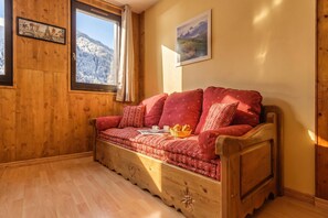Living room - Cham Sud G45 / 2-Min Walk to Centre, Chamonix, France (Chamonix)