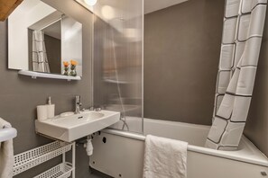 Tina con regadera, secadora de cabello, toallas 