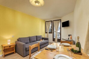 Living with balcony access - Cham Sud F400 Walk to Lifts for 2, Chamonix, France (Chamonix)