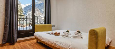 1 bedroom, bed sheets