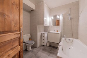 Combined shower/tub, hair dryer, bidet, towels