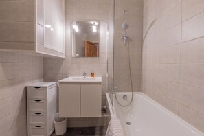 Ensemble baignoire-douche, séchoir à cheveux, bidet, serviettes fournies