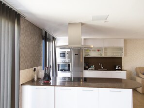 Een koelkast, een microgolfoven, een oven