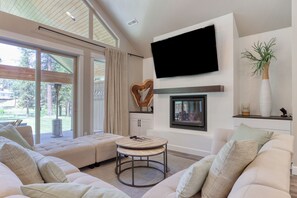 TV, fireplace, video games, table tennis - Dream on the Deschutes River with private sauna, game room, & massage chairs (Sunriver)