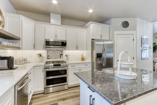 Fridge, microwave, oven, stovetop - Dream on the Deschutes River with private sauna, game room, & massage chairs (Sunriver)