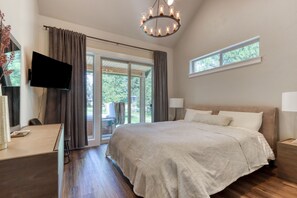 4 bedrooms, iron/ironing board, internet, bed sheets