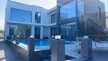 Outdoor pool, a heated pool