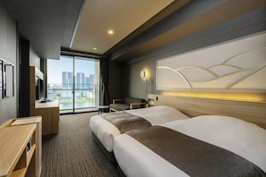 Habitación con 2 camas individuales, para no fumadores | Caja de seguridad en la habitación, escritorio y cortinas blackout