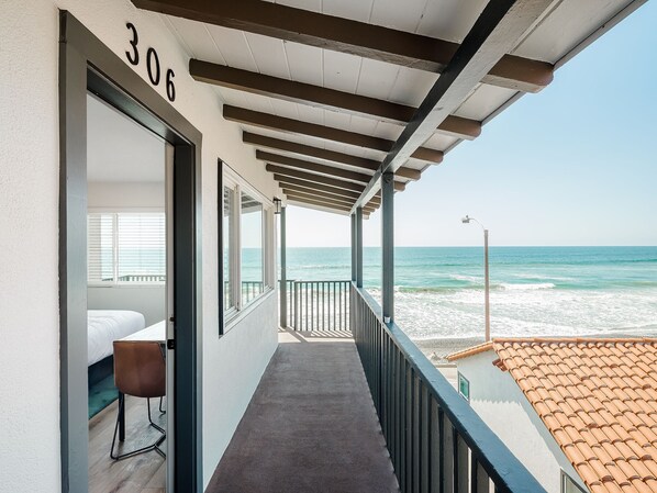 Property grounds - Oceanfront Corner Studio with Cal King (306) (Oceanside)