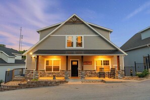 Exterior - Beautiful Lake Views! Indoor/Outdoor Pools! (Branson)