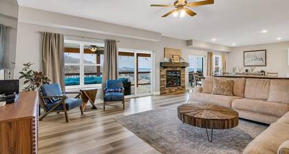 Beautiful Lake Views! Indoor/Outdoor Pools!