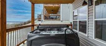 Beautiful Lake Views! Indoor/Outdoor Pools!