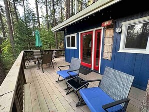 Outdoor dining - Sugar Pine Retreat-Cozy Cabin Near Lake and Nestled in the Forest (Arnold)