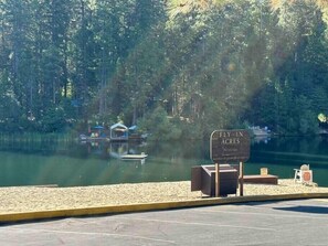 Property grounds - Cozy Lake Cottage Retreat Nestled in the Forest (Arnold)