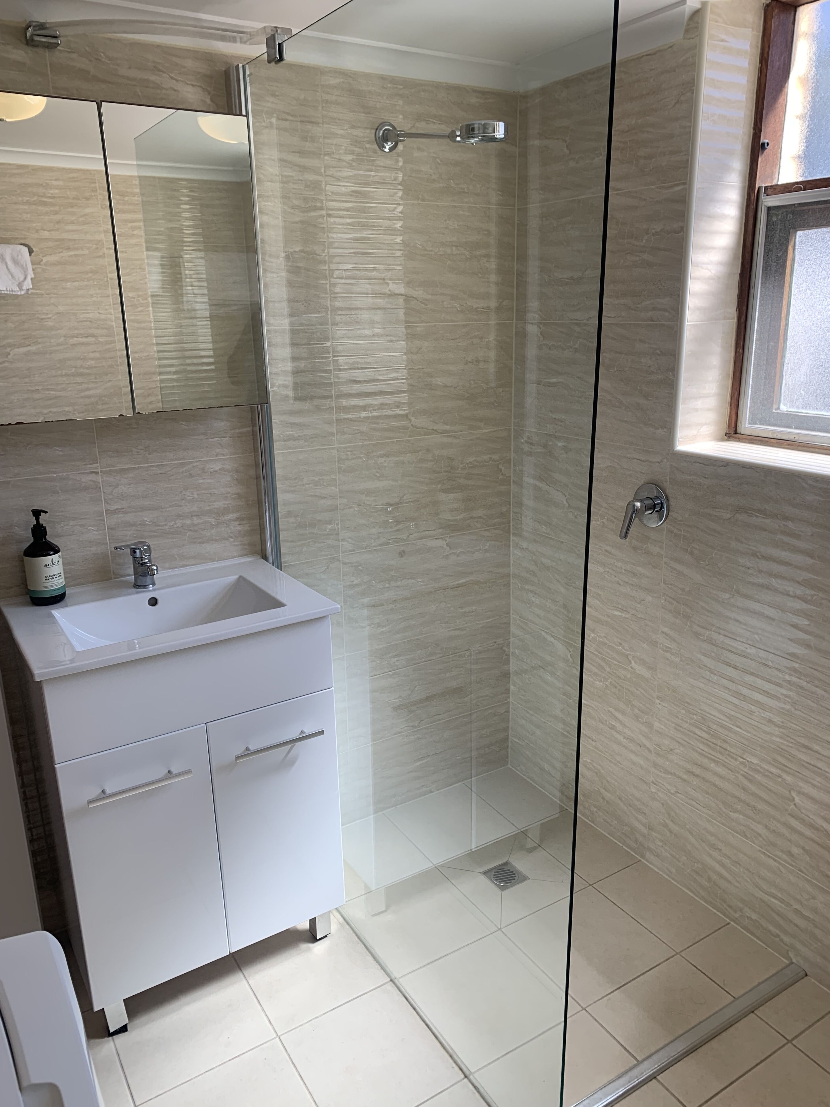 Dusche, Haartrockner, Handtücher, Shampoo