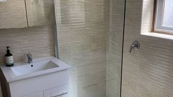 Dusche, Haartrockner, Handtücher, Shampoo