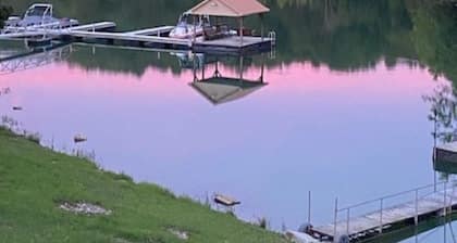 Lakefront Cabin in quiet cove. No steps to private boat slip. Pet friendly.