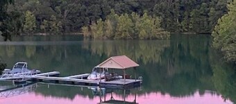 Lakefront Cabin in quiet cove. No steps to private boat slip. Pet friendly.