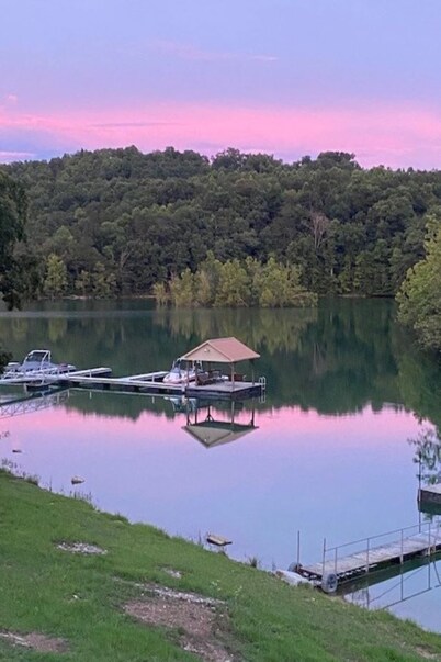 Lakefront Cabin in quiet cove. No steps to private boat slip. Pet friendly.