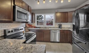 Mikrovågsugn, ugn, spishäll och diskmaskin