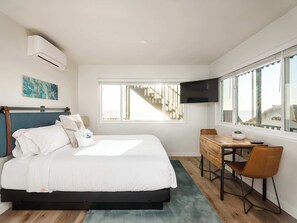 1 bedroom, desk, iron/ironing board, free WiFi - Oceanview Corner Studio on the 2nd Floor (206) (Oceanside)