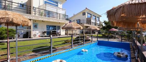 Una piscina al aire libre