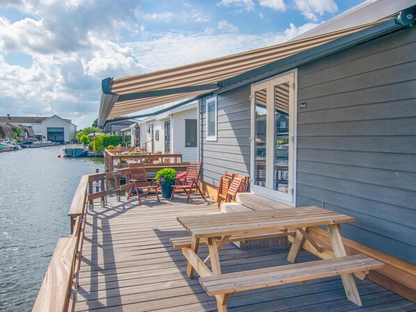 Outdoor dining - Waterfront chalet with swimming ladder (Breukelen)