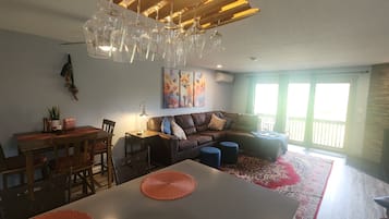 Smart-TV, Kamin, Tischtennisplatte, Arbeitsbereiche