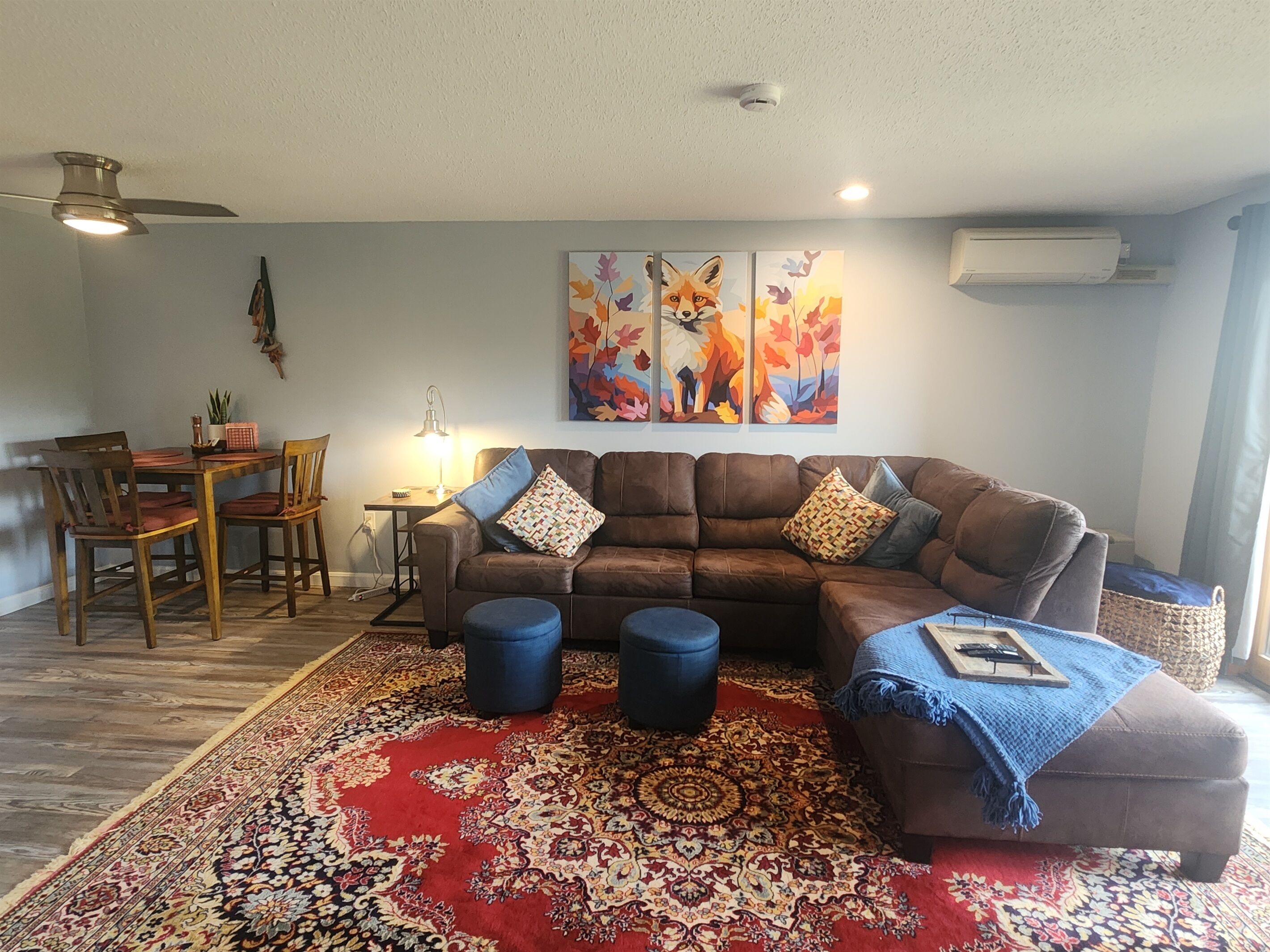 TV connectée, cheminée, table de tennis de table, espaces bureaux