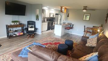 Smart TV, fireplace, ping pong, stereo