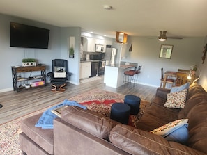 Smart TV, fireplace, table tennis, stereo