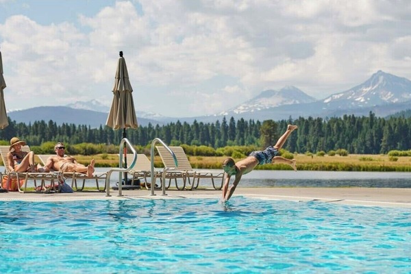 Una piscina techada, una piscina al aire libre