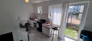 Refrigerador con congelador, microondas, horno y tostadora