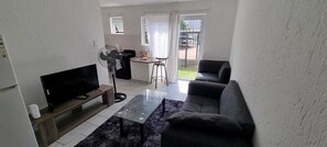 Suite studio Confort | Aire de séjour | Téléviseur