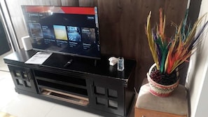 Comfort Studio Suite | Living area | TV
