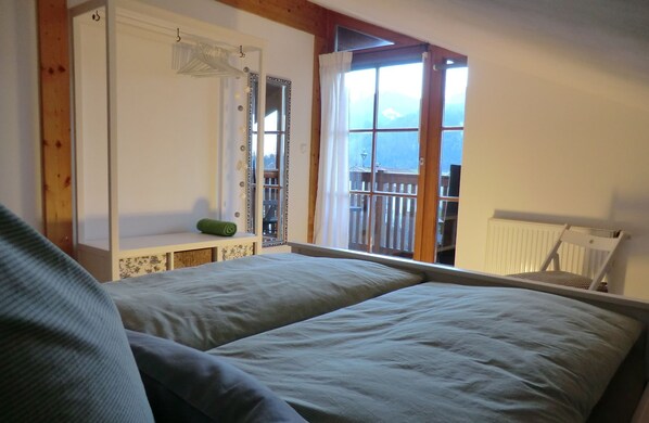 1 bedroom, bed sheets