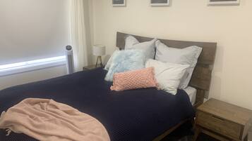 3 habitaciones, escritorio, tabla de planchar con plancha y wifi gratis