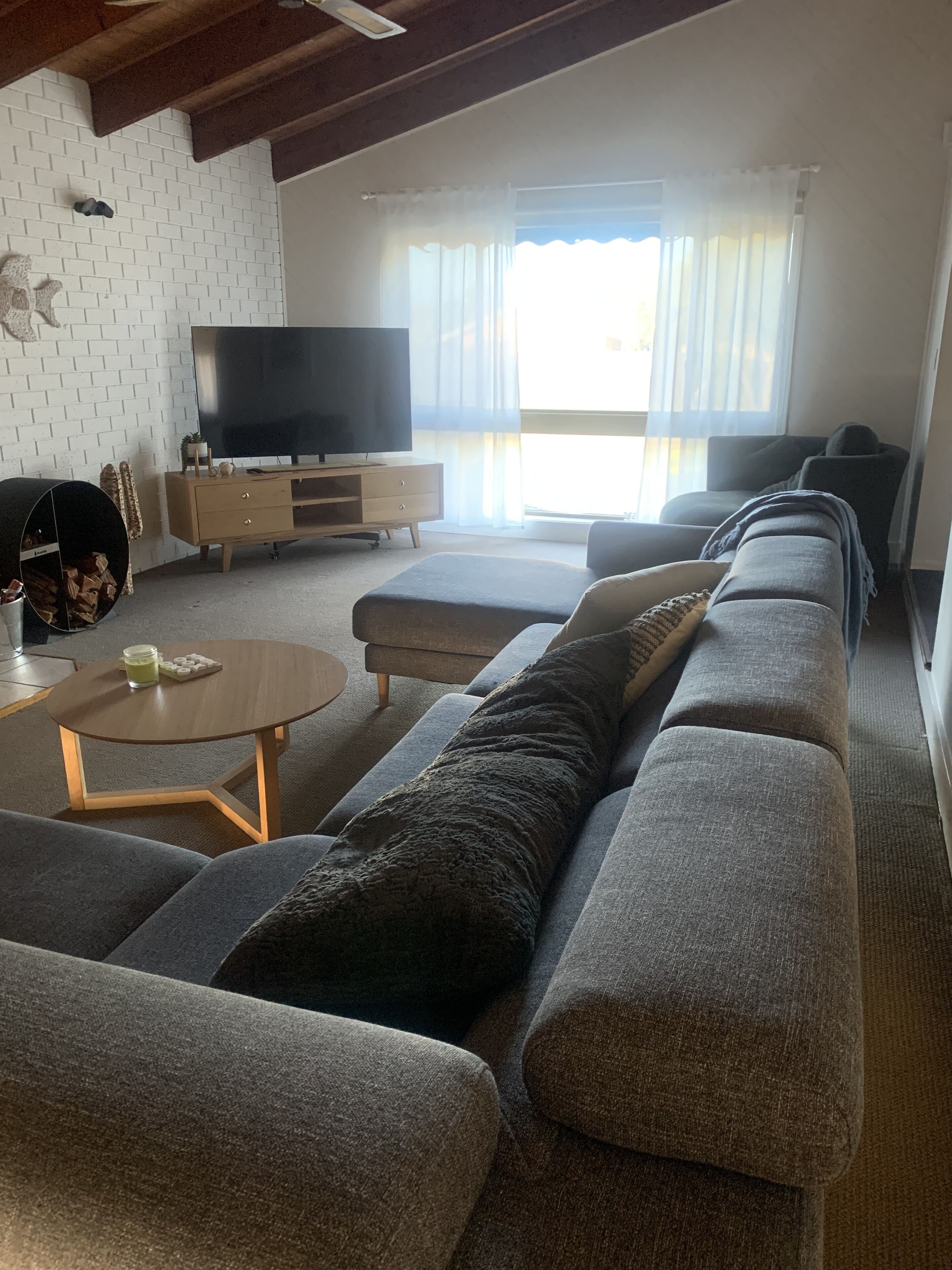 Smart TV, caminetto, Netflix, libri