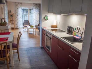 Kühlschrank, Ofen, Geschirrspüler, Wasserkocher mit Kaffee-/Teezubehör