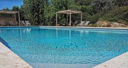 Casa Raissa A: A characteristic and welcoming apartment that is part of a villa immersed in a splendid landscape, in a lovely little hamlet, with Free WI-FI.