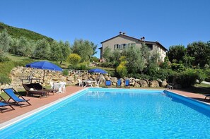 Pool - Casa Raissa B: A characteristic and welcoming apartment that is part of a villa immersed in a splendid landscape, in a lovely little hamlet, with Free WI-FI. (Montaione)