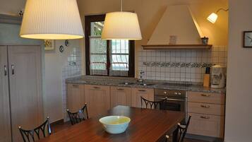 Herdplatte, Geschirrspüler, Wasserkocher mit Kaffee-/Teezubehör