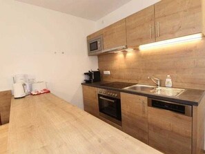 Fridge, oven, dishwasher, coffee/tea maker