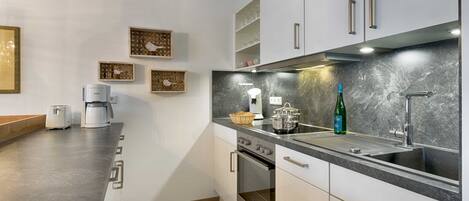 Kühlschrank, Mikrowelle, Ofen, Geschirrspüler