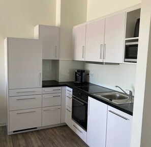 Kühlschrank, Mikrowelle, Ofen, Geschirrspüler