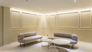 A modern room with two sofas and a round table. - Brown Dot Hotel (Jecheon)
